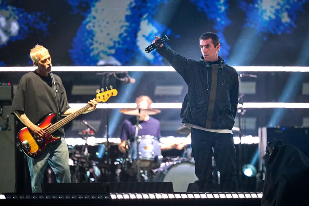 Oasis хамтлагийн Лондон хотод хийсэн тоглолтын үеэр нэгэн үзэгч өндрөөс унаж амиа алджээ