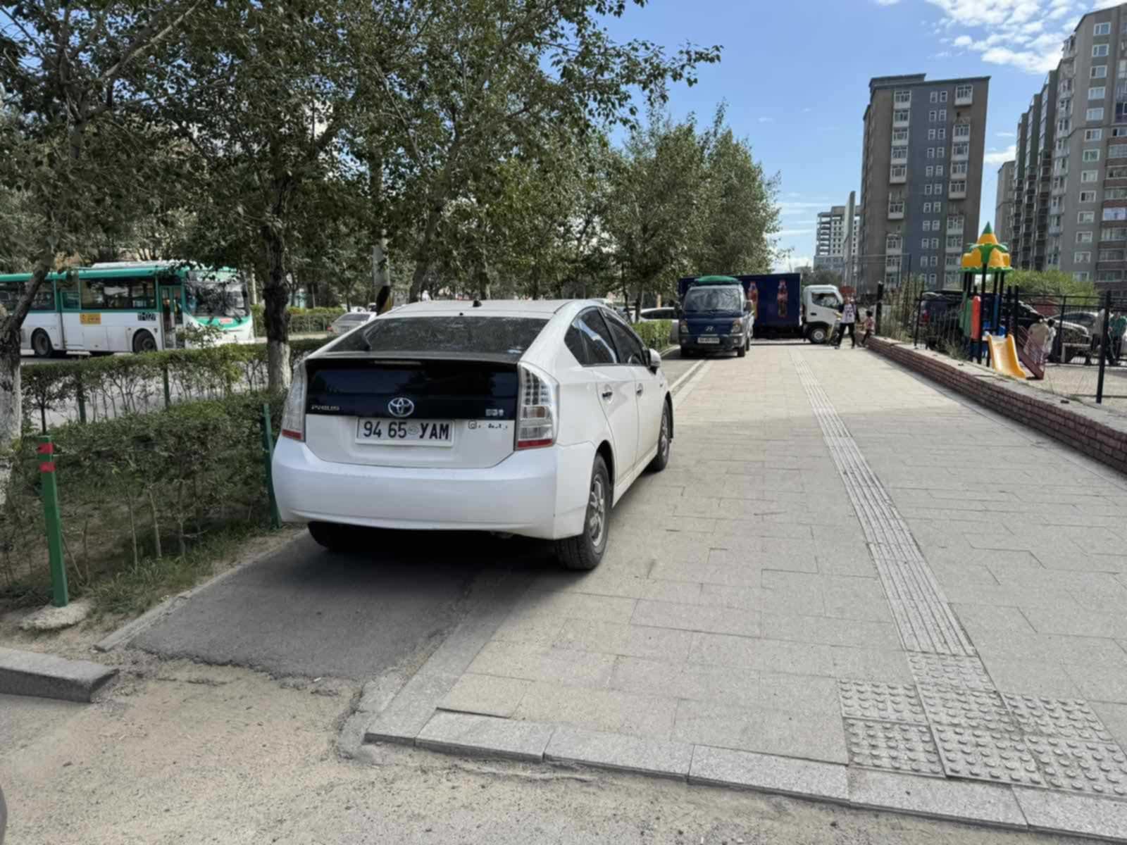 Явган хүний зам дээр тавьсан 5 машиныг ачууллаа