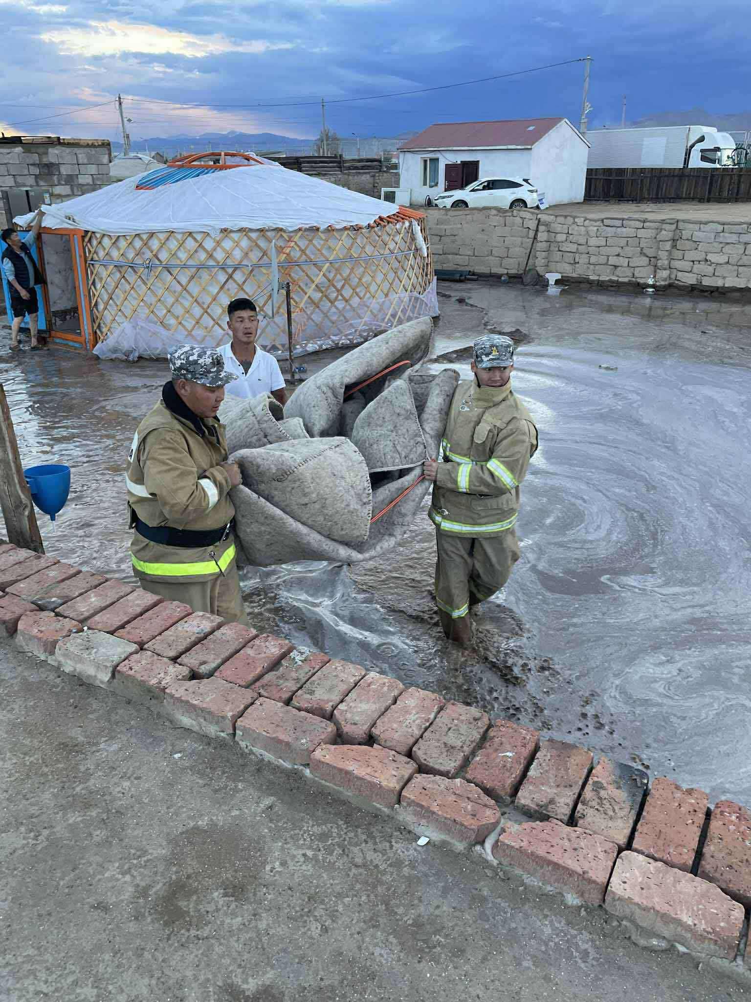 В1 давхар, гараашаас 120 тн ус соруулжээ