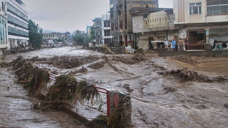 Гэнэтийн үерийн улмаас Пакистан улсад 150 хүн сураггүй алга болжээ