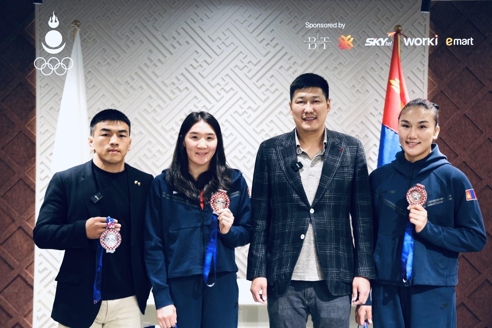 Чөлөөт бөхийн ДАШТ-д амжилт үзүүлсэн баг, тамирчдад хүндэтгэл үзүүллээ