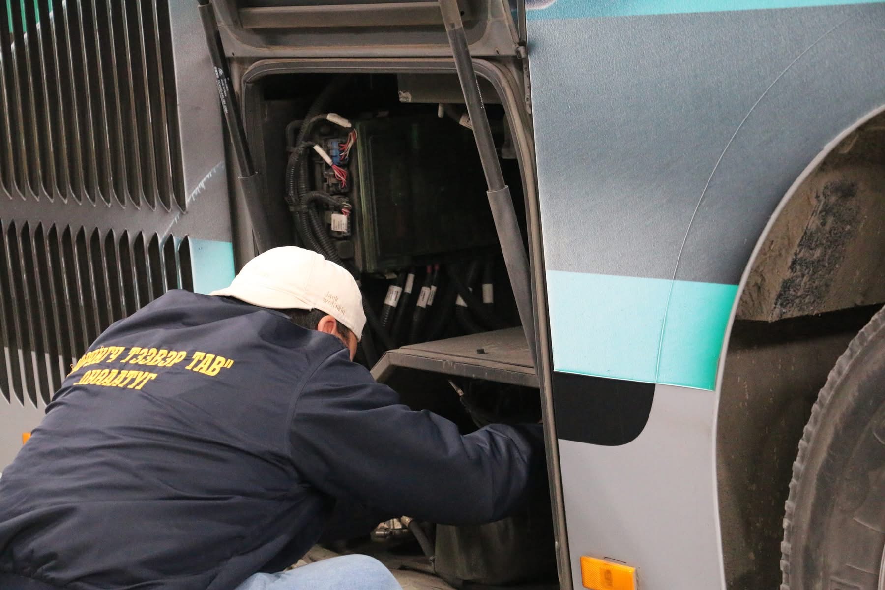 Автобус засварчид ур чадвараараа өрсөлдөж байна