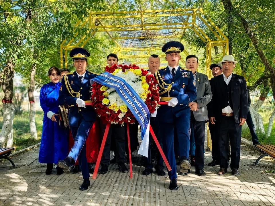 Р.Чойномын хөшөөнд цэцэг өргөв