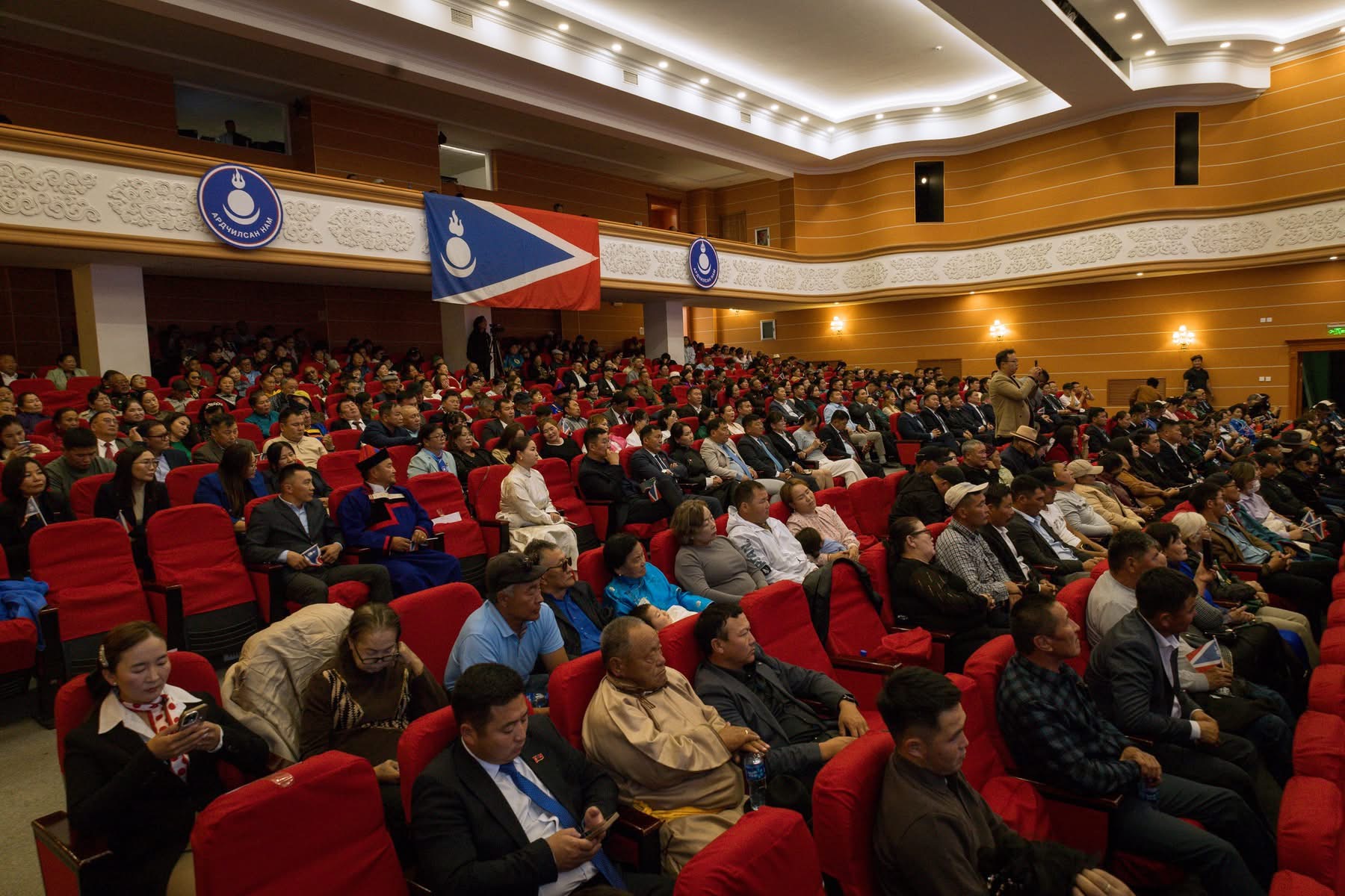 Автократ дэглэмтэй 6 орны 1 Монголын ардчилагчид чууллаа