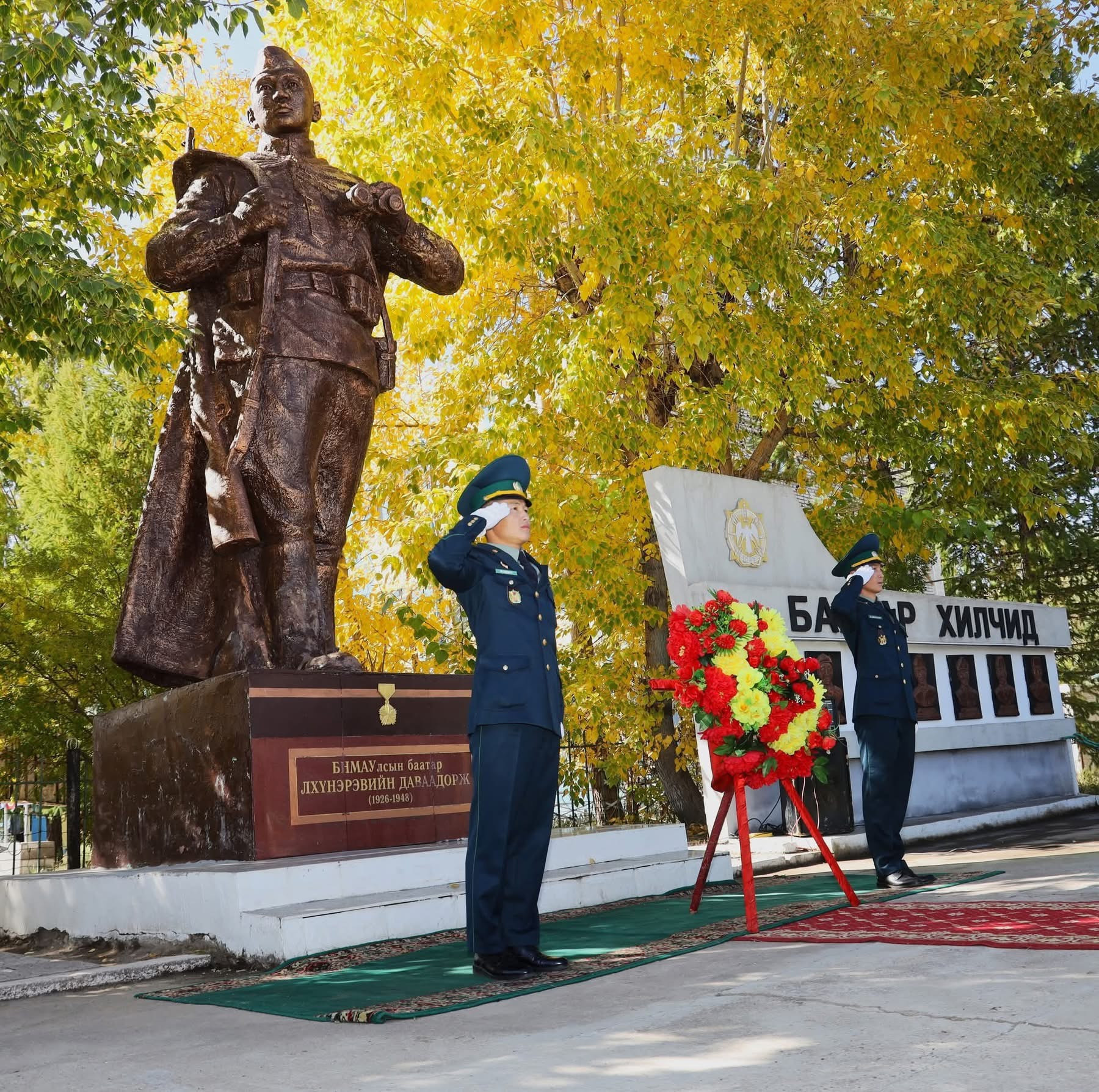 БНМАУ-ын баатар Л.Даваадоржийн хөшөөнд цэцэг өргөв