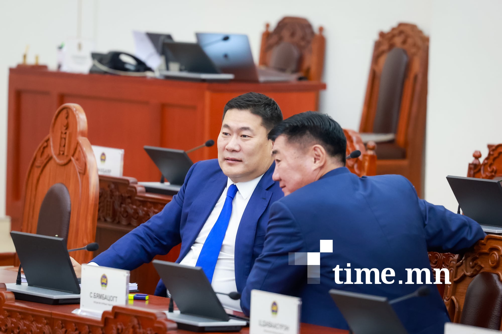 Л.Оюун-Эрдэнэ МАН-ын Удирдах зөвлөлийг яаралтай хуралдуулах санал гаргав