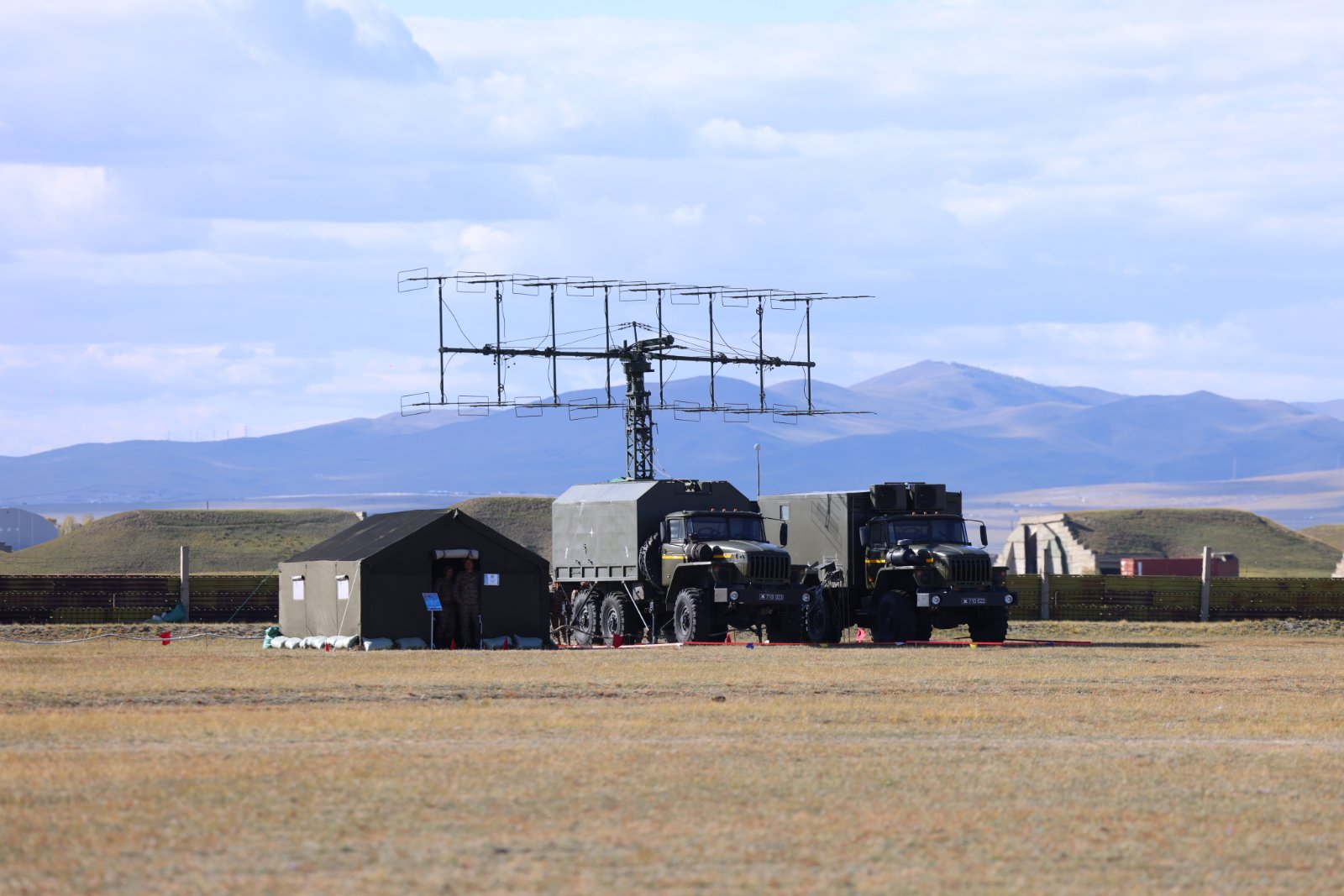 Агаарын цэргүүд хээрийн  дадлага хийж байна