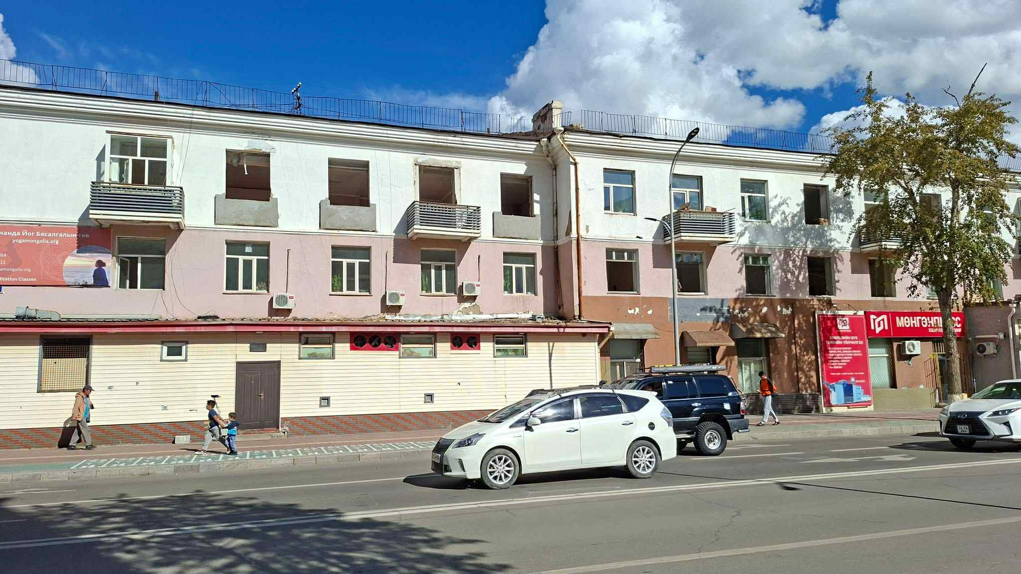 Орон сууцыг нь хууль бус аргаар буулгаж эхэлсэнд оршин суугчид бухимдалтай байна