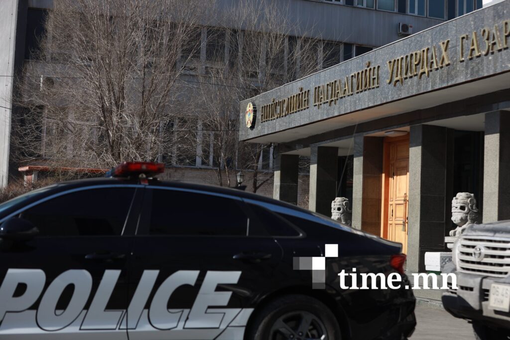 Таксины жолоочтой эхнэрээ хардаж жолоочийг нь дайрсан байж болзошгүй
