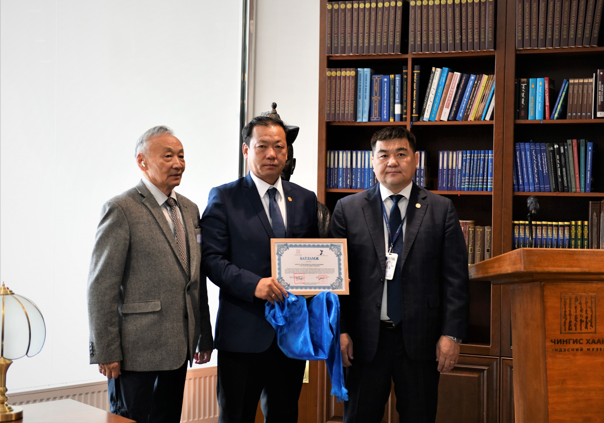 Бодлогот баатар Б.Цэнд гүний нэрэмжит шагналыг  Түүх, угсаатны зүйн хүрээлэнд олголоо