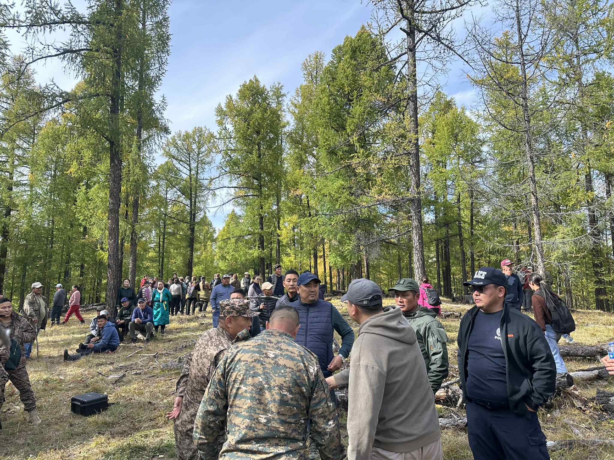 Дулаан мэдрэгчтэй дрон хүүг эрж байгаа хүмүүсийн биеийн дулааныг мэдрээд байна