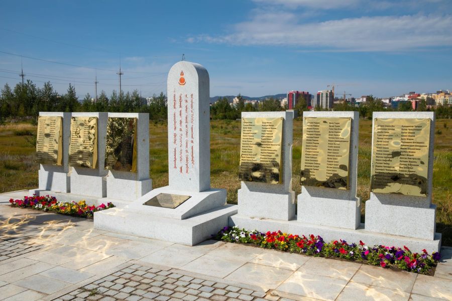 Харьд хэлмэгдсэн 249 монгол иргэний гэрэлт хөшөөнд цэцэг өргөнө