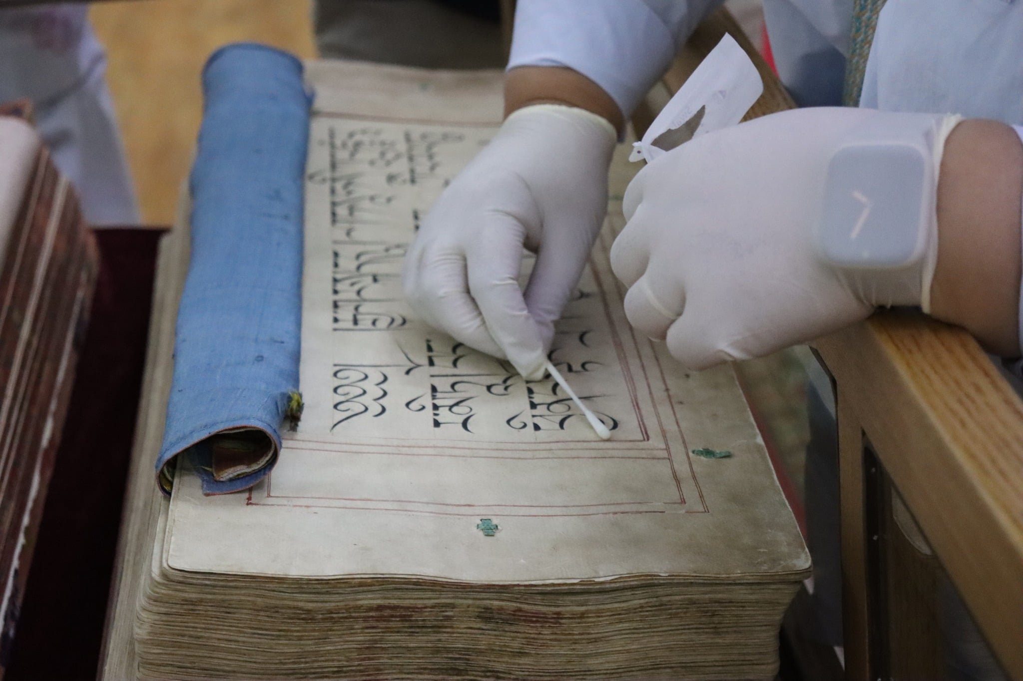 Эртний ном судар, баримтыг үнэрээр судална