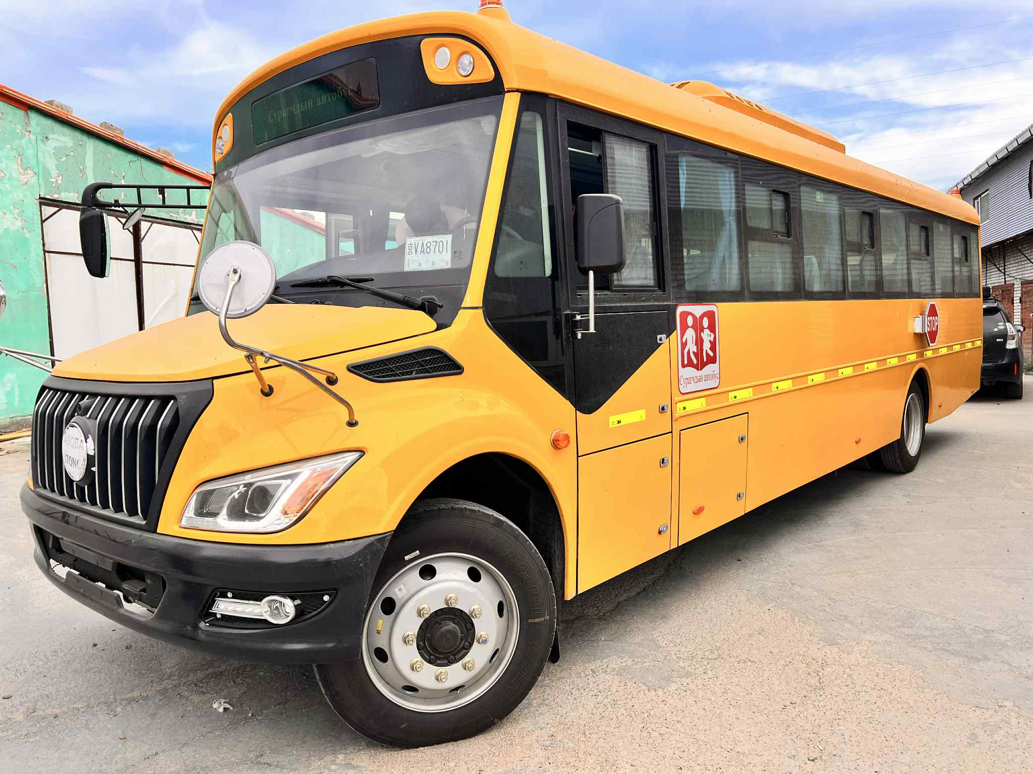 Шарынгол сумын сурагчид шинэ автобустай боллоо