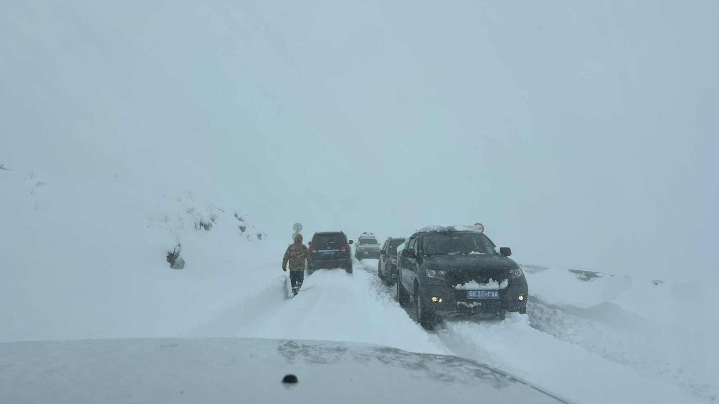 Загастайн даваанд 4 машин цасанд суужээ