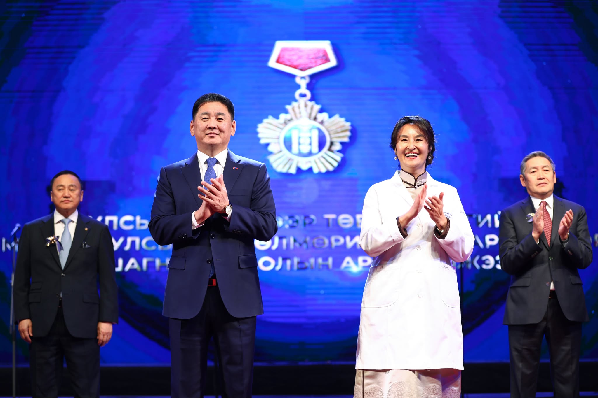 Түүхт 100 жилийн ойг нь тохиолдуулан Улсын Нэгдүгээр төв эмнэлгийг Хөдөлмөрийн баатар цолоор шагналаа