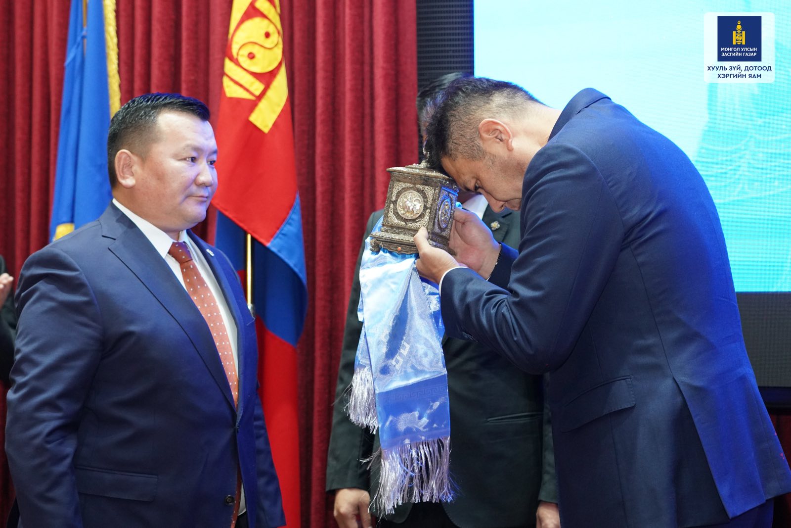 ХЗДХ-ийн сайд Б.Энхбаяр ажлаа хүлээн авлаа