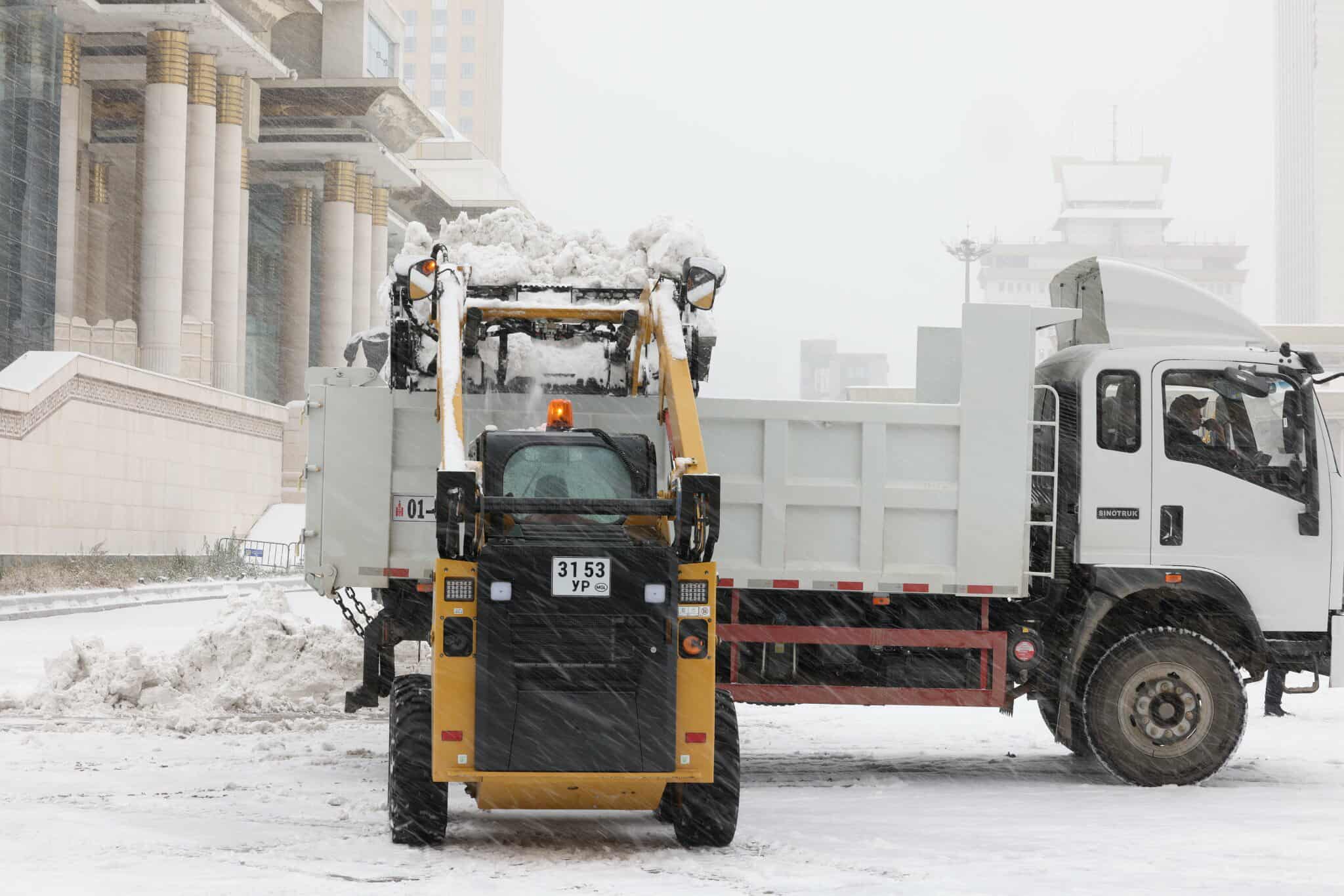 Б.Нарантуяа: Халтиргаа гулгаанаас сэргийлж, 09:00 цагийн байдлаар 4 тонн давсыг гудамж, зам талбайд цацаад байна