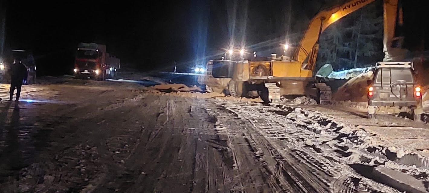 Солонготын давааны замын цас, мөсийг хусан, шороо асгаж байна