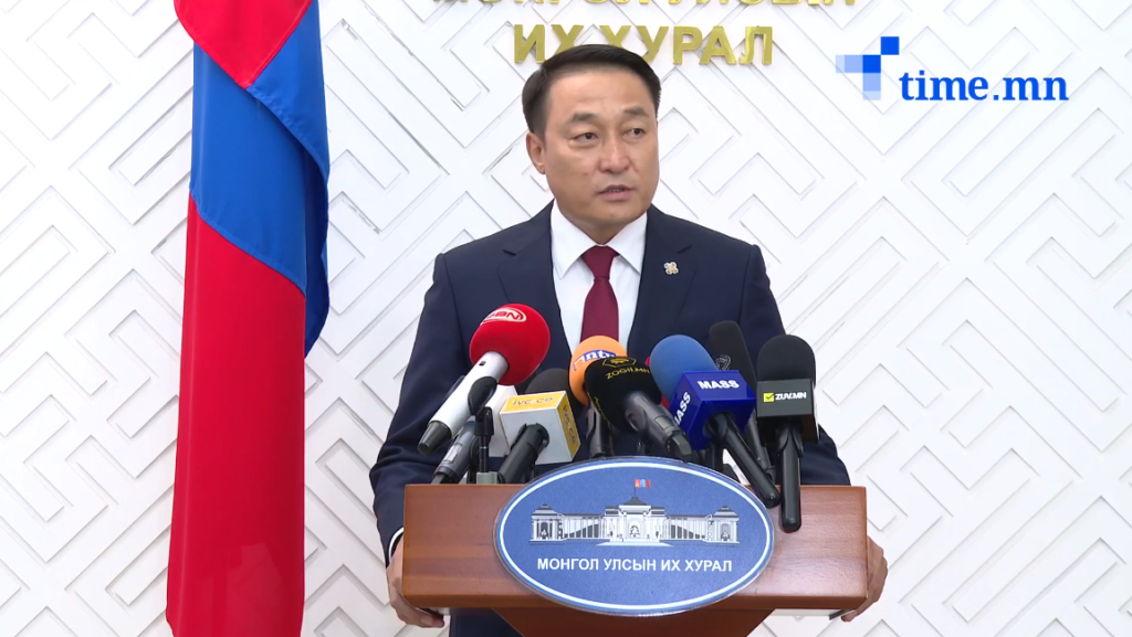 Д.Амарбаясгалан: Б.Энхбаяр намайг гүтгэснийхээ шагналыг сайд болж авах гэж байна