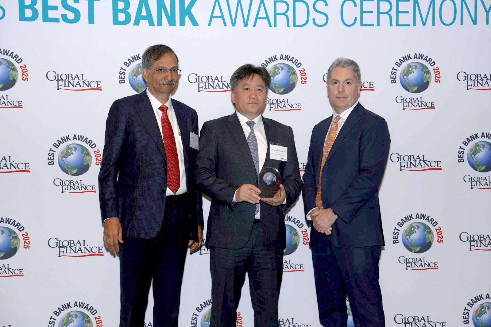 Монголбанкны ерөнхийлөгч Б.Лхагвасүрэн “Global Finance” сэтгүүлийн “А-” үнэлгээний батламж гардан авлаа