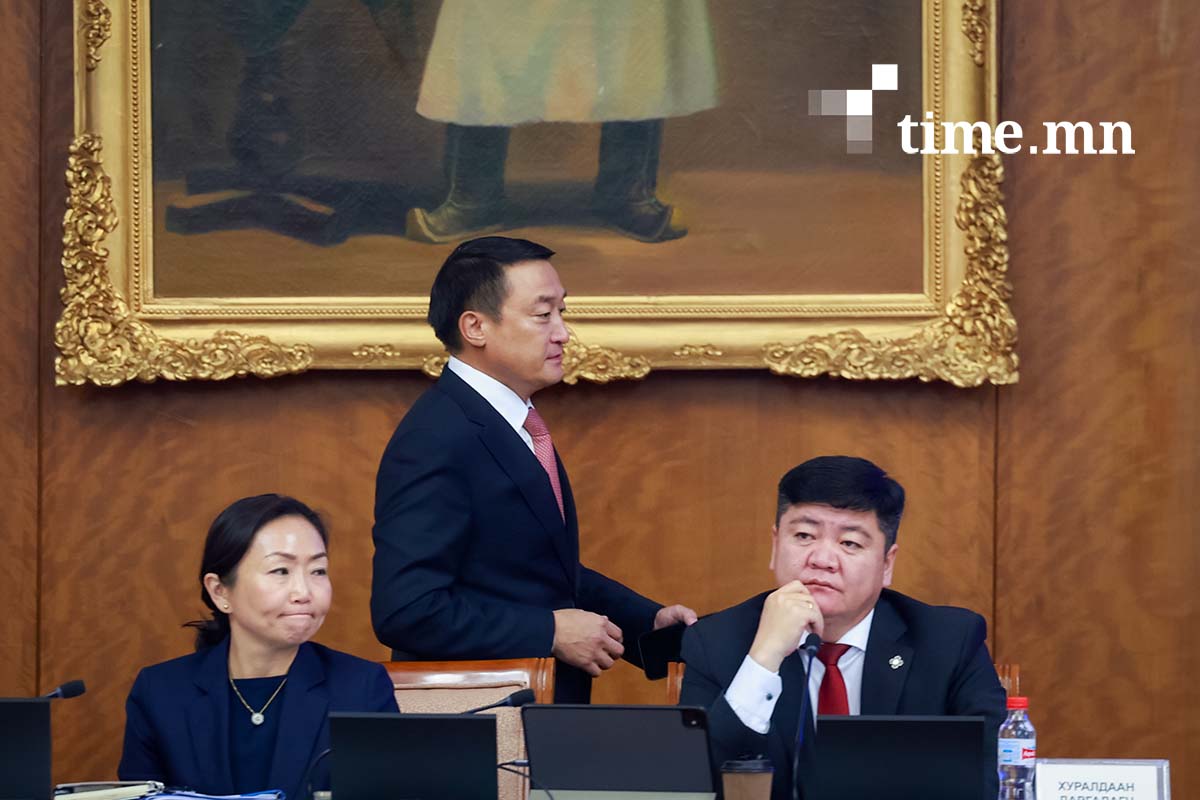 Д.Амарбаясгалан яагаад “Надаас асуулт битгий асуу” гэж хэлсэн бэ?