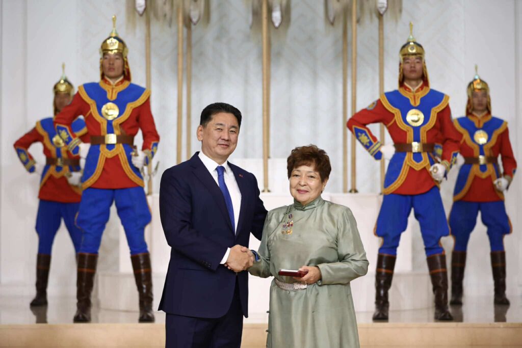 Бөөр, элэг шилжүүлэн суулгах аргыг нэвтрүүлж, нутагшуулсан Д.Нямсүрэн, О.Сэргэлэн нарт Ардын эмч цол хүртээлээ