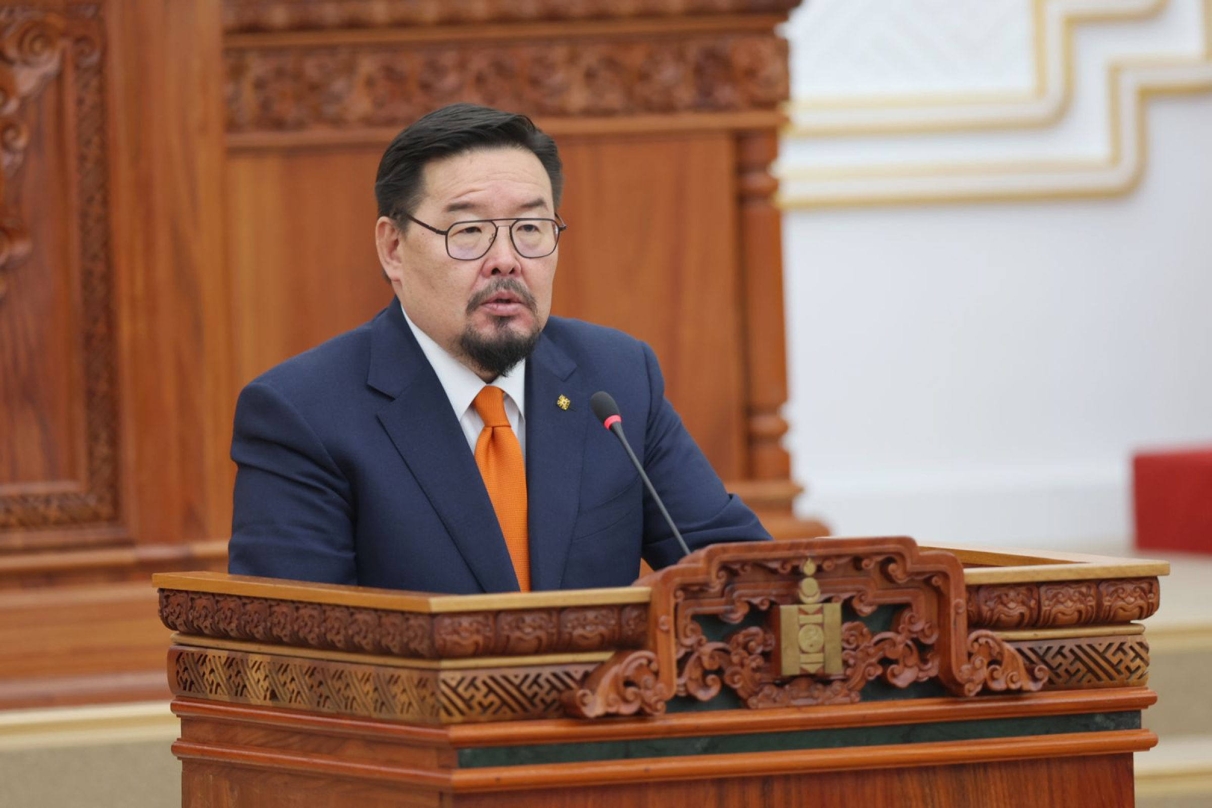 Г.Занданшатар: Ард түмэн “Ажлаа хий, асуудлаа шийд” гэж байна