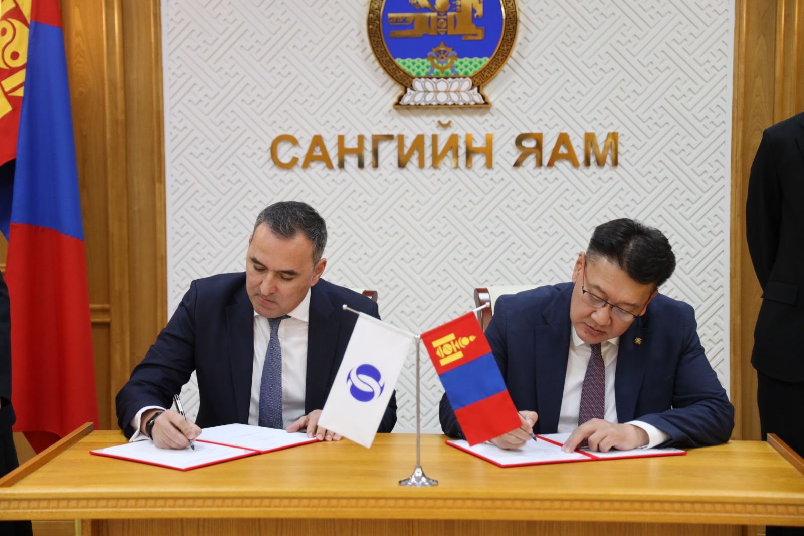 Зүрх, судасны үндэсний төв байгуулах гэрээнд гарын үсэг зурлаа