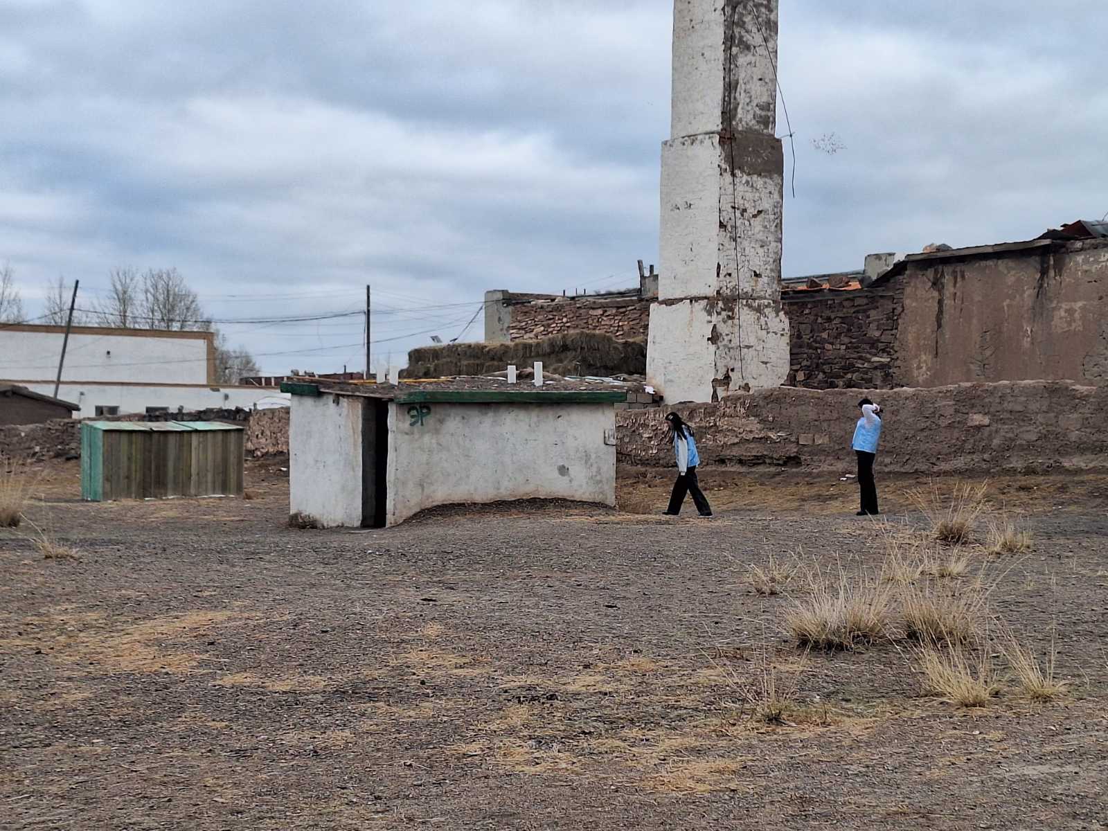 Боловсон жорлон барьж өгөөд байхад сурагчдыг нүхэн жорлонд 2 жил бие засуулжээ