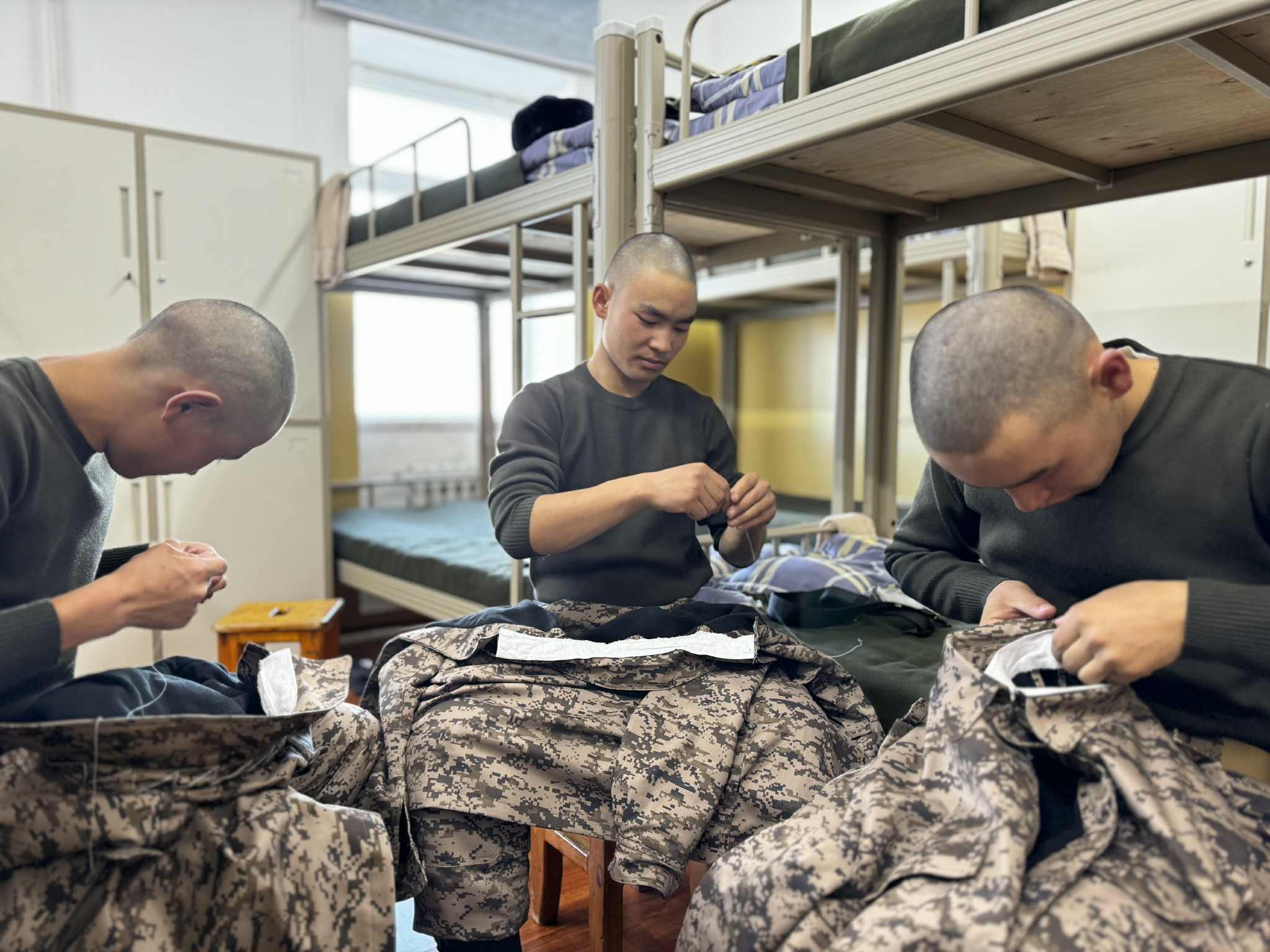 Шинэ цэргүүд захны даавуугаа хадаж сурч эхэллээ