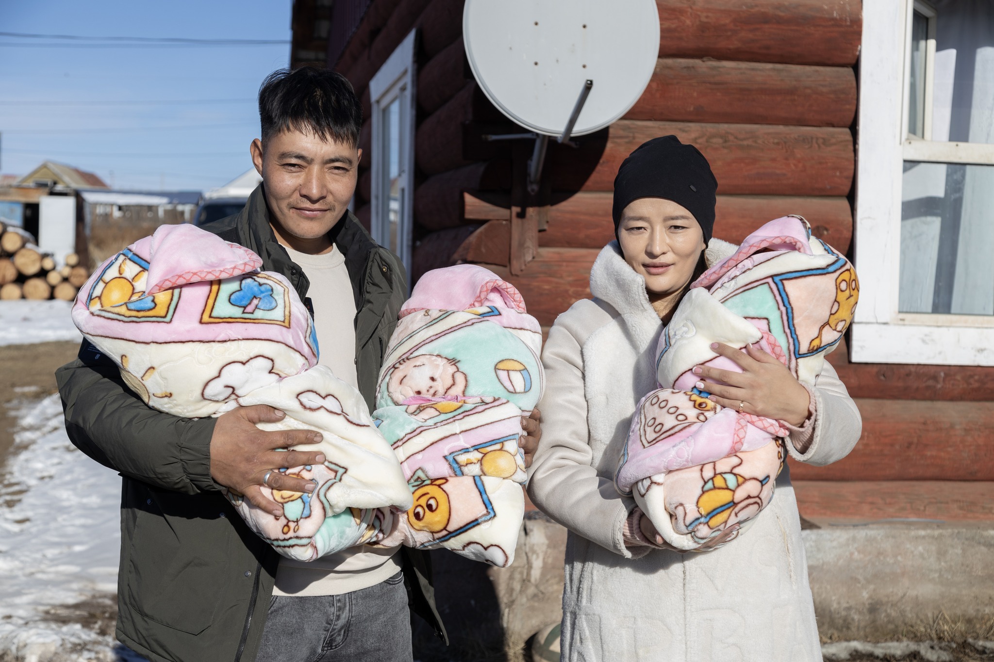 3 ихэр охинд 2 өрөө байр бэлэглэв