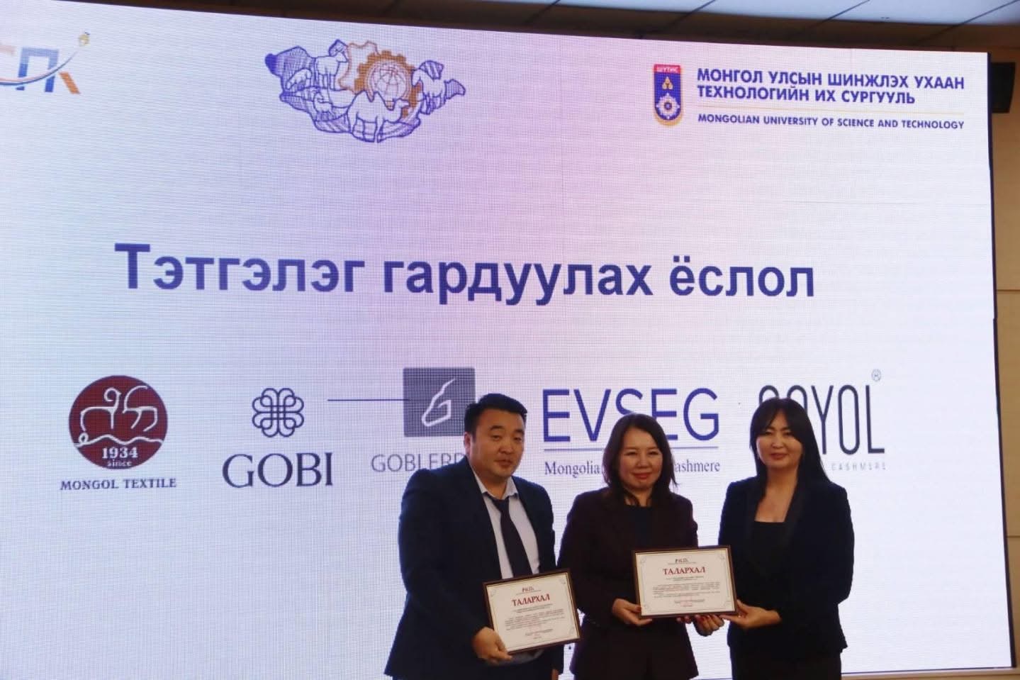 Политехник коллежоос их сургуульд орсон 4 оюутанд тэтгэлэг олголоо