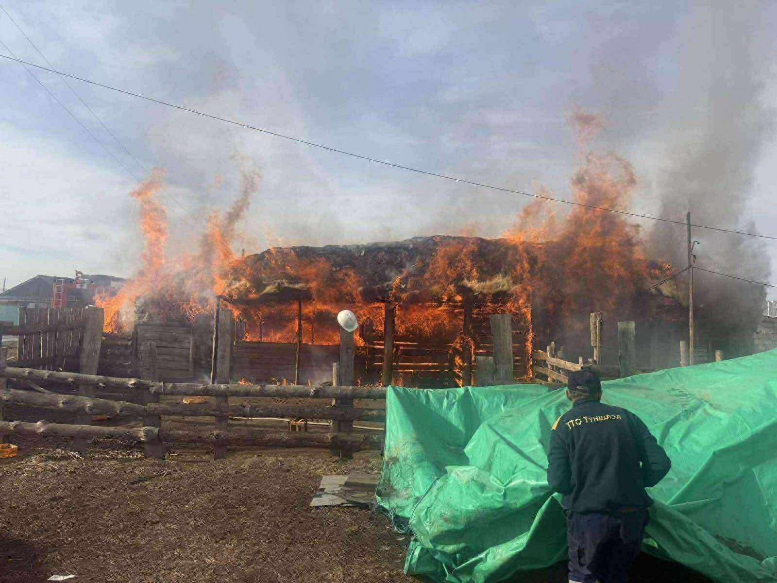 Малдаа нөөцөлсөн хадлан, өвөлжөөгөө галд алджээ