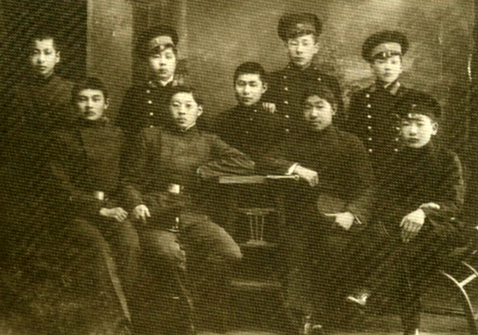 ХХ зуунд гадаадад суралцсан анхны 9 хүүхдийн нэг М.Бат-Очир