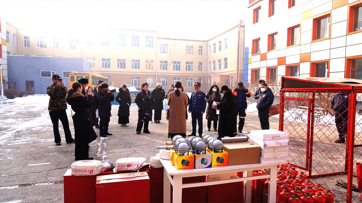 29, 116-р сургууль, 186-р цэцэрлэгт гал унтраах багаж, техник хэрэгсэл гардуулав