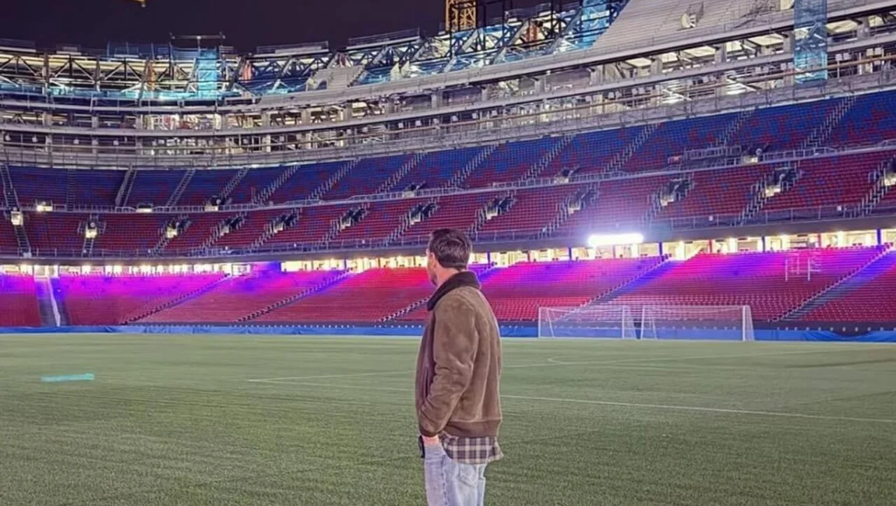 Месси “Барселона” клубийн “Камп Ноу” цэнгэлдэхэд гэнэт айлчилжээ