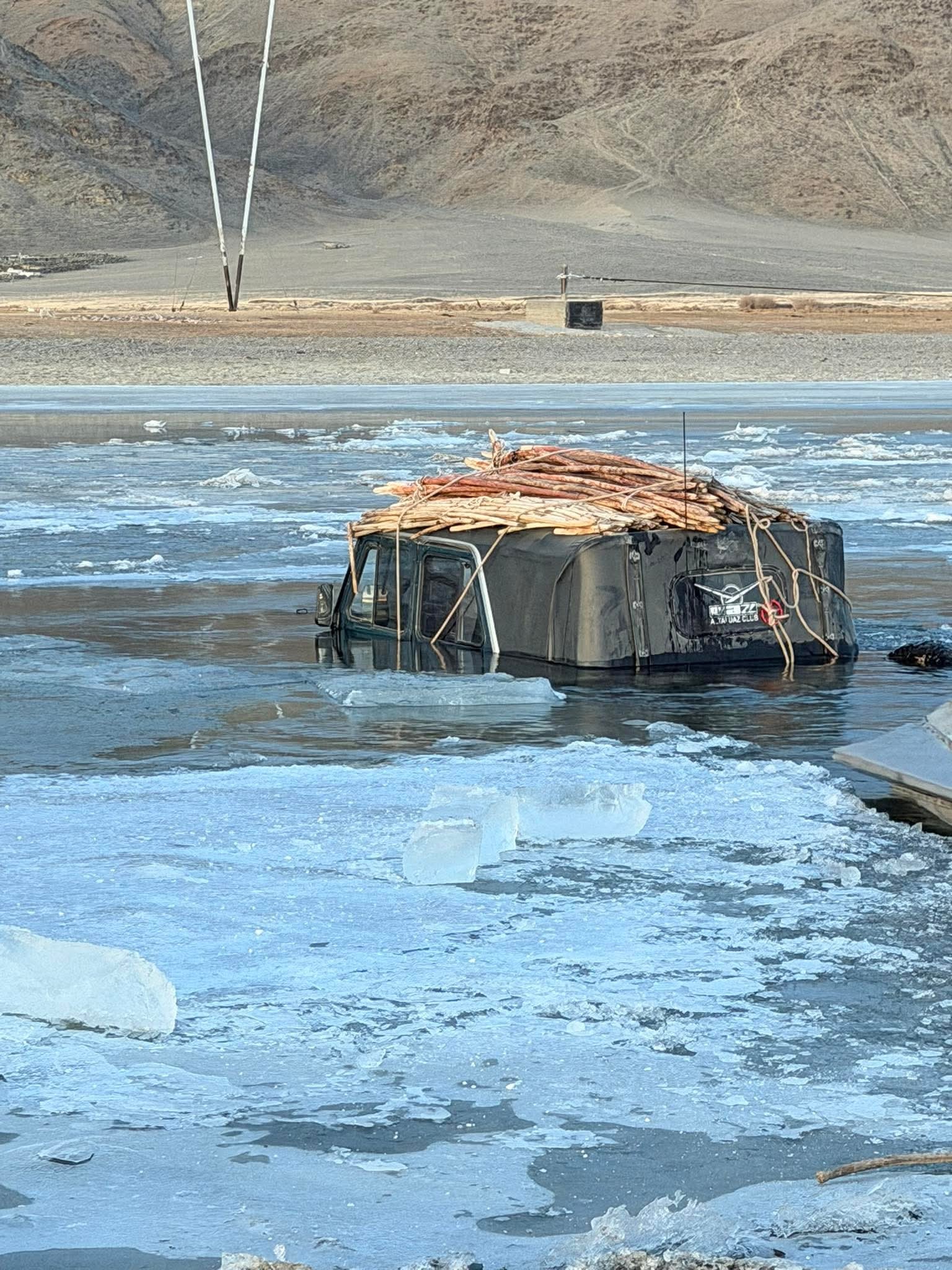 Голын мөс цөмөрсний улмаас машин живжээ