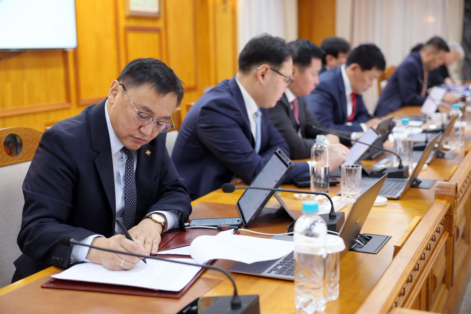 Эмч, ажилчдын цалинд Засгийн газрын нөөц сангаас 1,4 тэрбум төгрөг гаргана