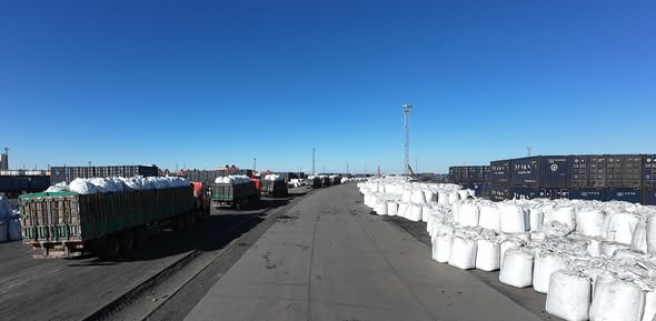 Эрээн хотын гаалийн талбайд 8000 тонн хагас коксон түлшний нөөц бүрджээ