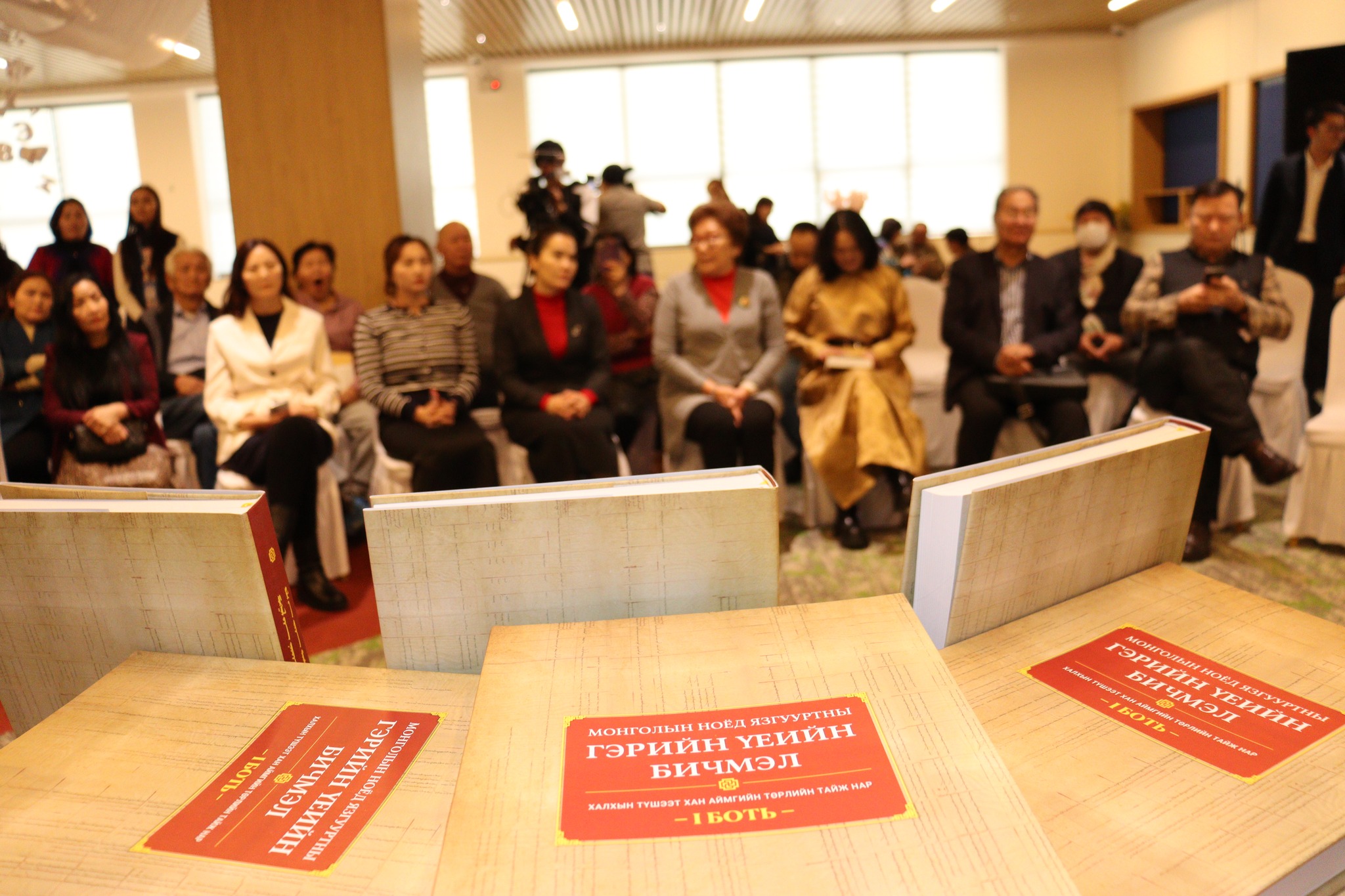 Шолойн дөрвөн үеийн 12 мянган хүний нэрийг 5.8 метрийн голчтой даавуун дээр, дугуй хэлбэрт багтаан бичжээ