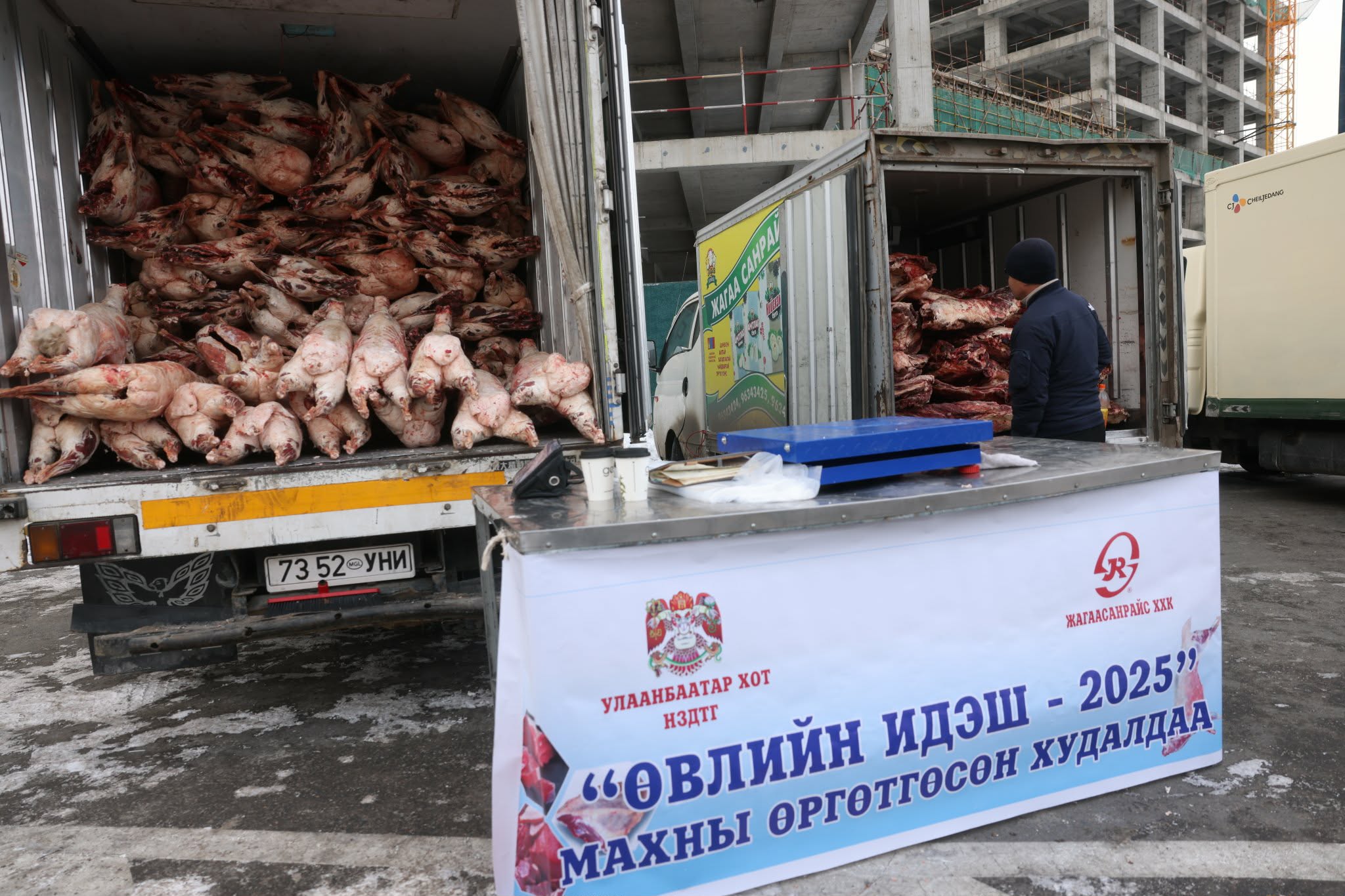 Төв цэнгэлдэх хүрээлэнд өвлийн идэш зарж байна