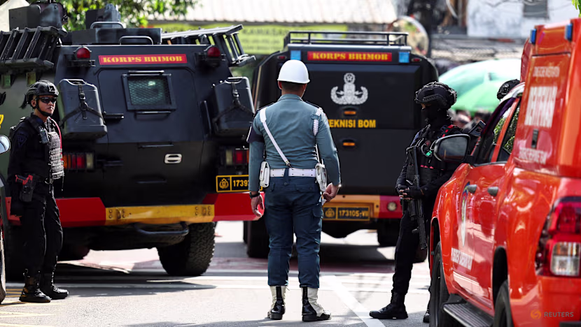 Сүмд залбирал үйлдэж байх үед бөмбөг дэлбэрсний улмаас 54 хүн түлэгдэж, эмнэлэгт хүргэгджээ