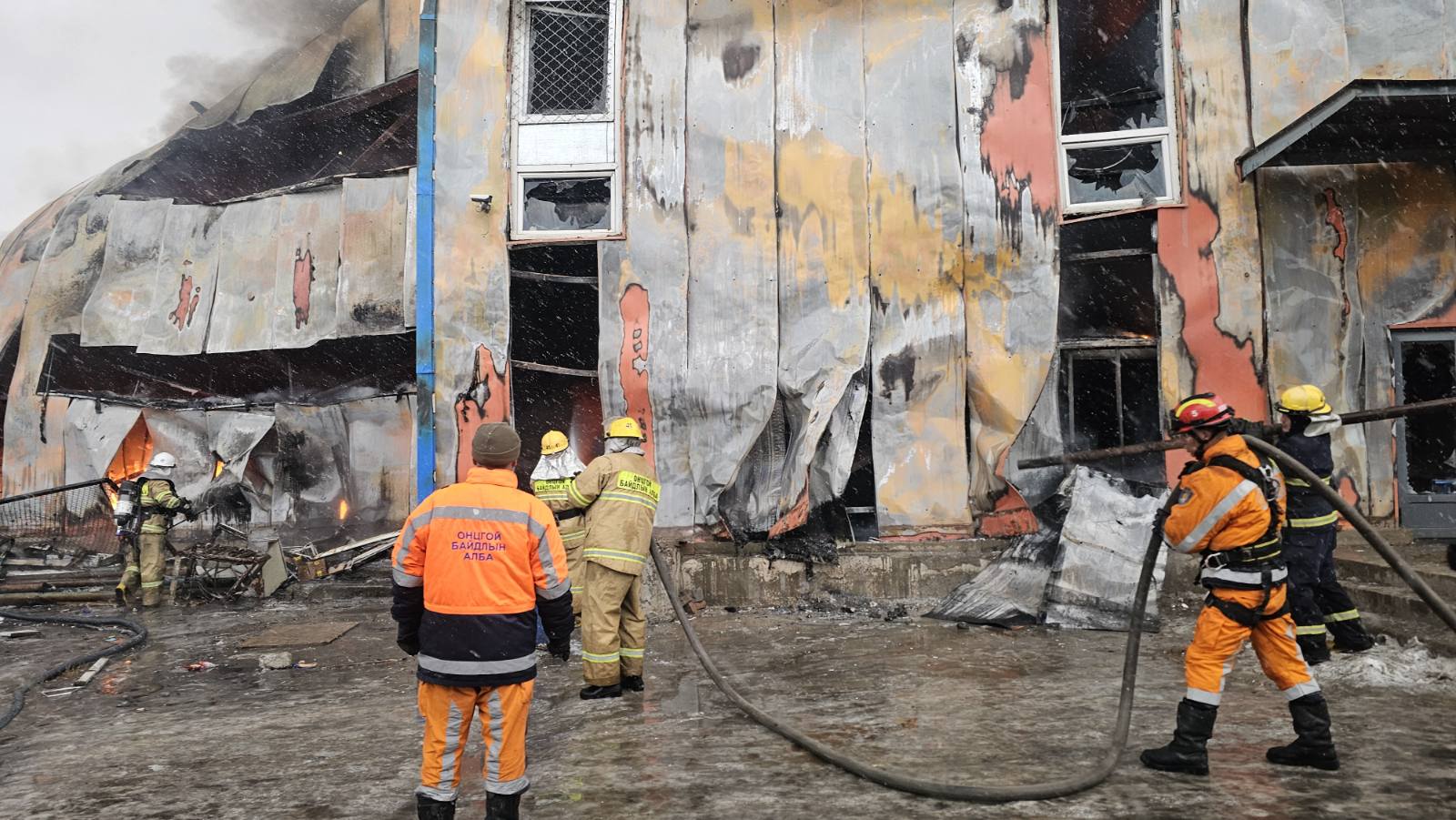 Увс аймгийн “Шинэ Улаангом зах”-д гарсан галыг унтраахаар ажиллаж байна