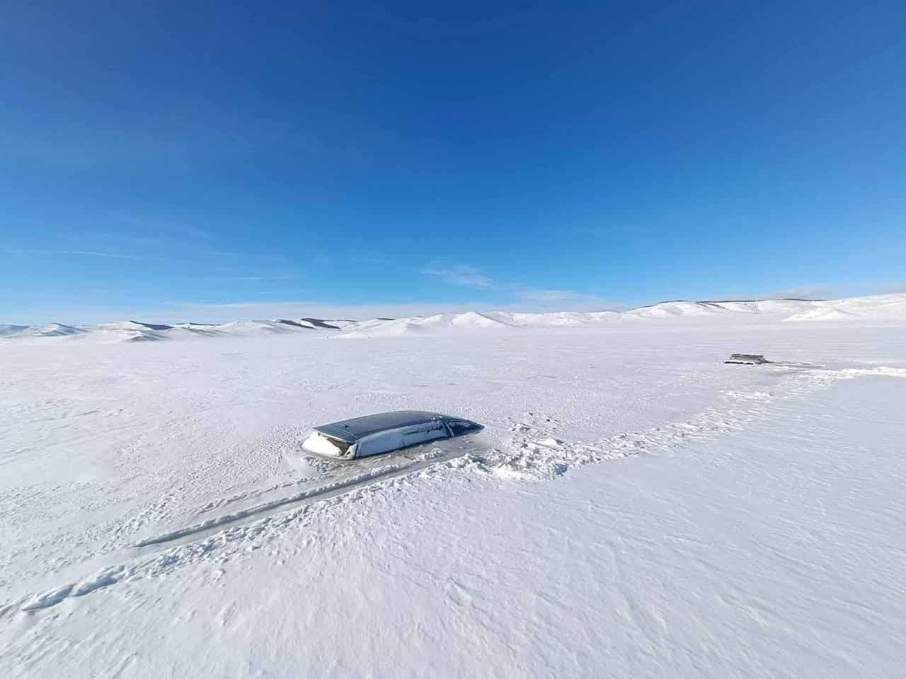 Мөс цөмөрч, 3 машин живээд байна