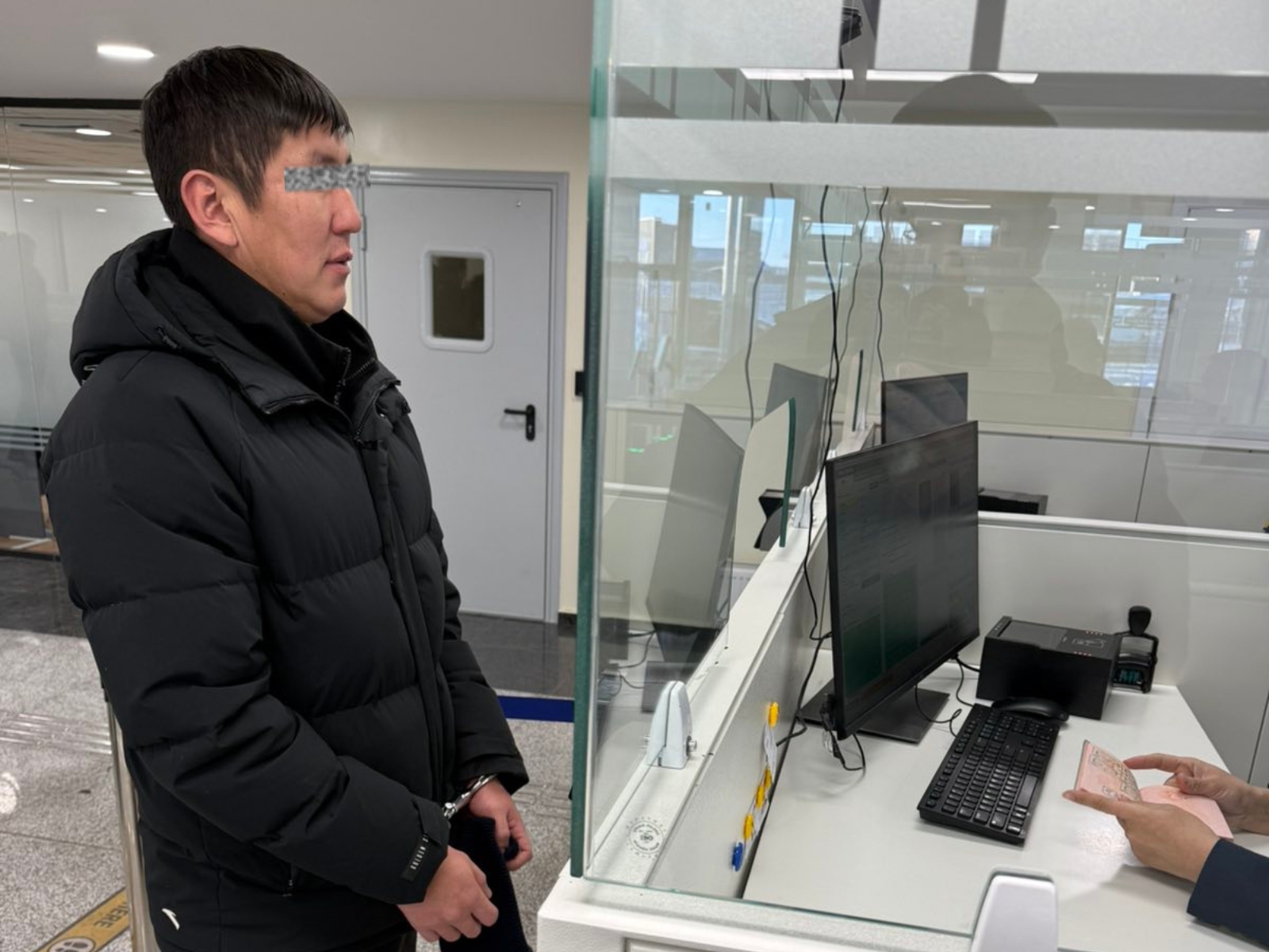 Интерполоор эрэн сурвалжлагдаж байсан ОХУ-ын иргэнийг нутаг буцаав