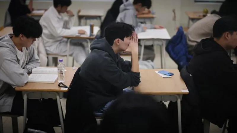 Өмнөд Солонгосын ЭЕШ-ийн англи хэлний шалгалт асар хэцүү байсан учраас шалгалтын материал боловсруулах газрын тэргүүн огцорчээ