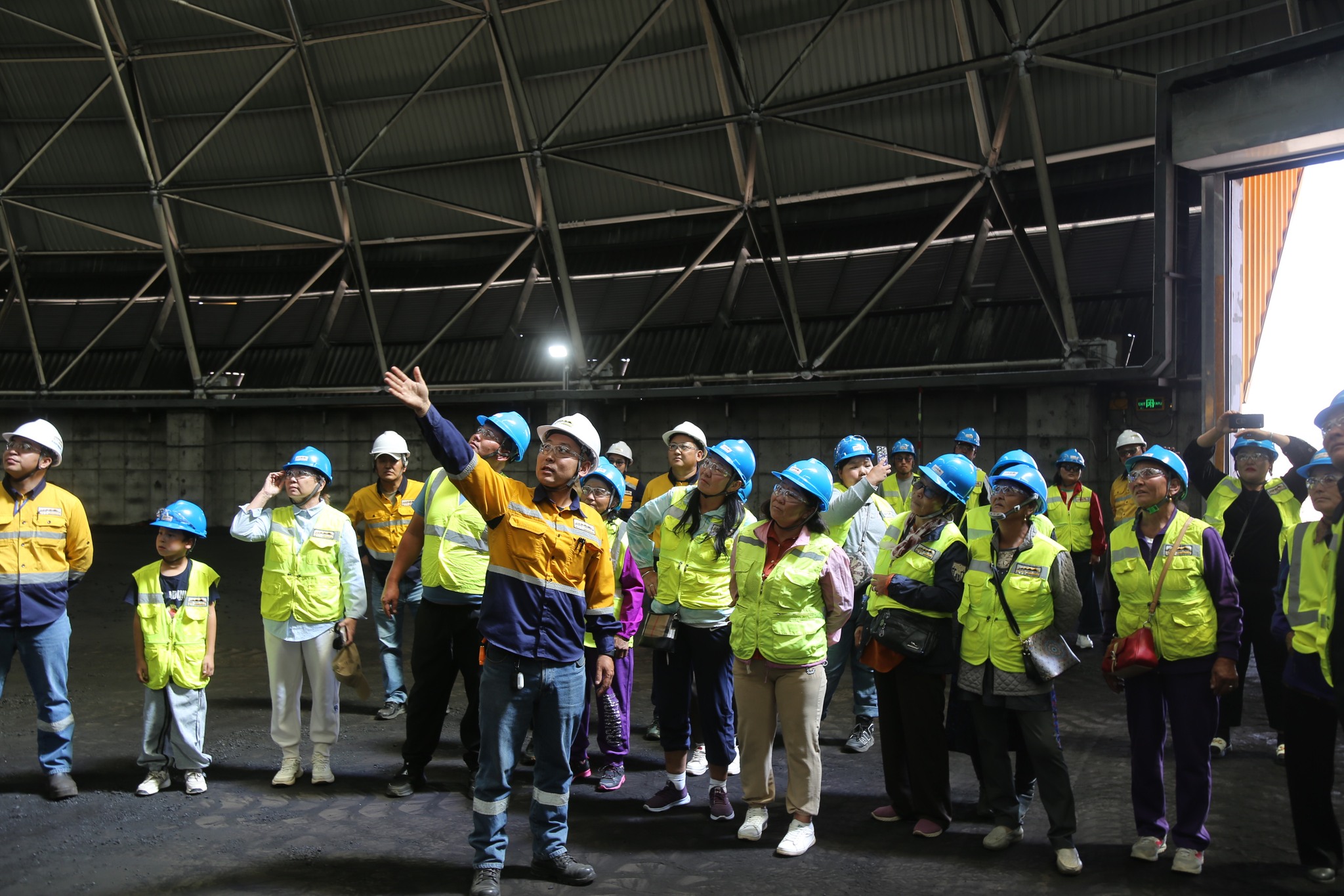 Цогтцэций сумын Цагаан-Овоо, Сийрст багийн иргэдийн төлөөлөл Нүүрс баяжуулах үйлдвэртэй танилцлаа