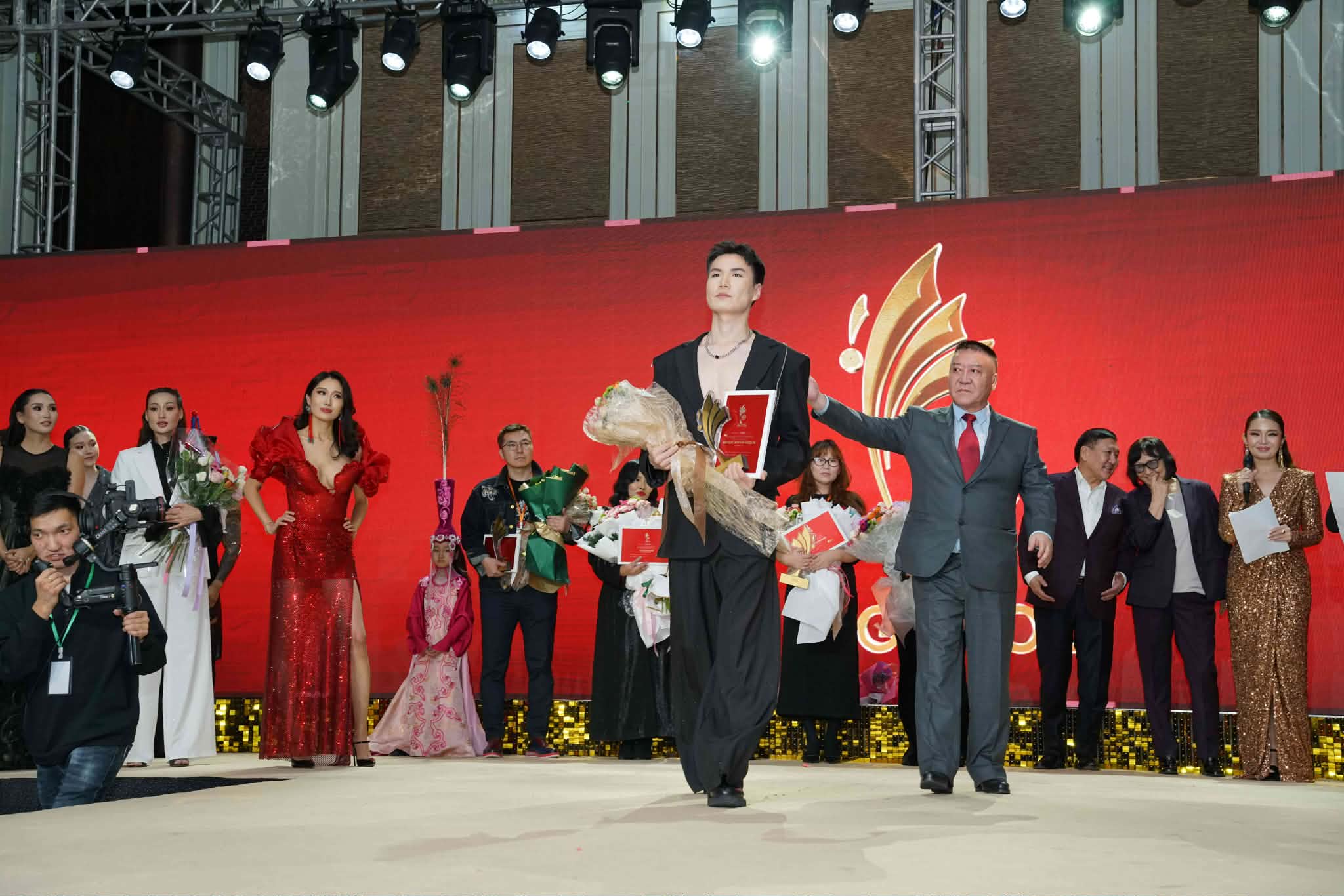 Э.Сүхбат: Гудамжинд алхаж байхдаа л алхаагаа бэлтгэдэг