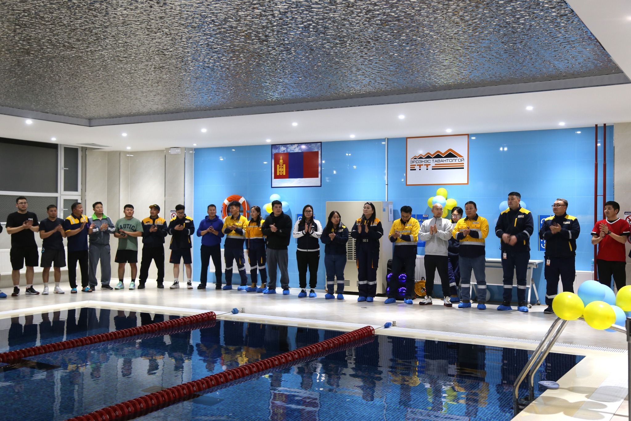 Уурхайчдын усан бассейн нээлтээ хийлээ